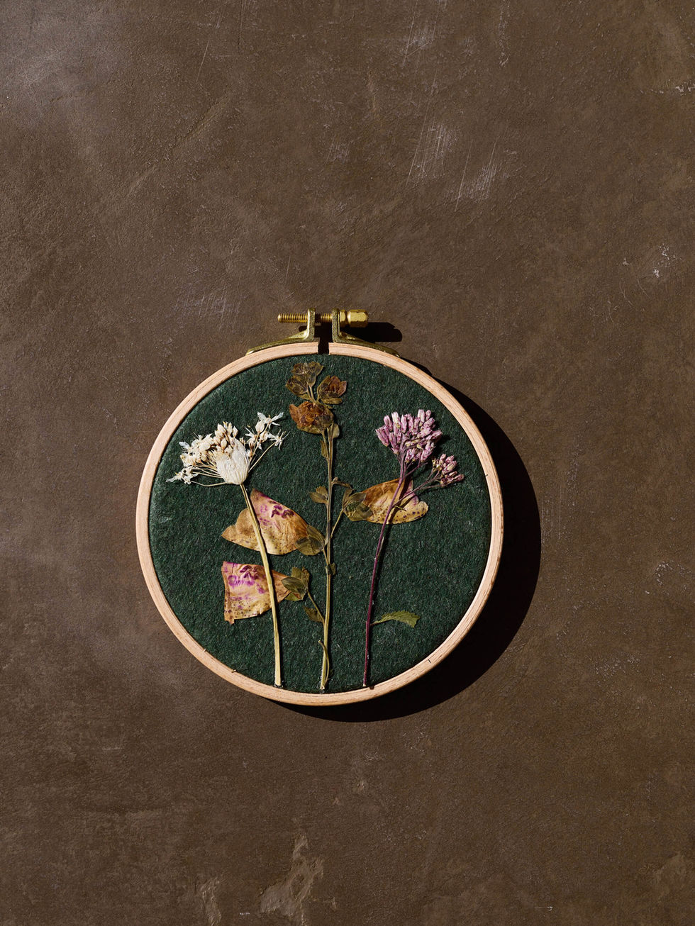 פרחים מיובשים על בד