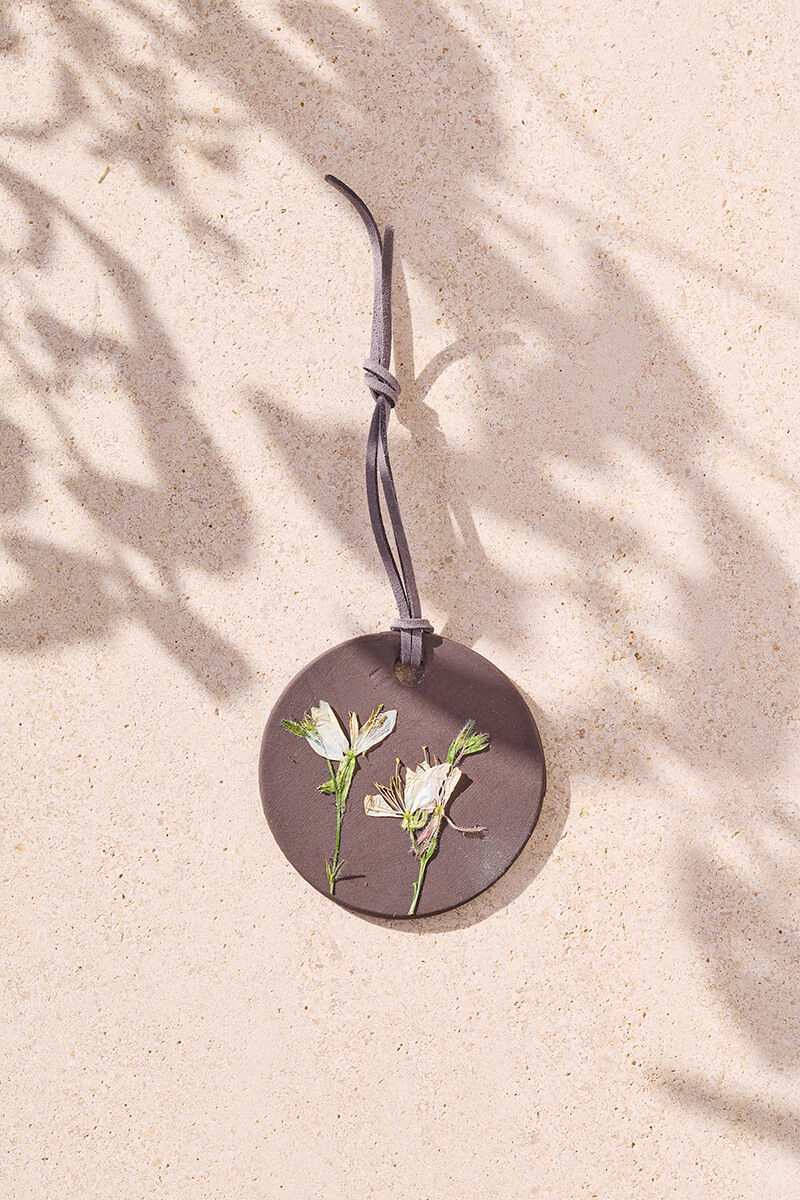 פרח מיובש על קרמיקה