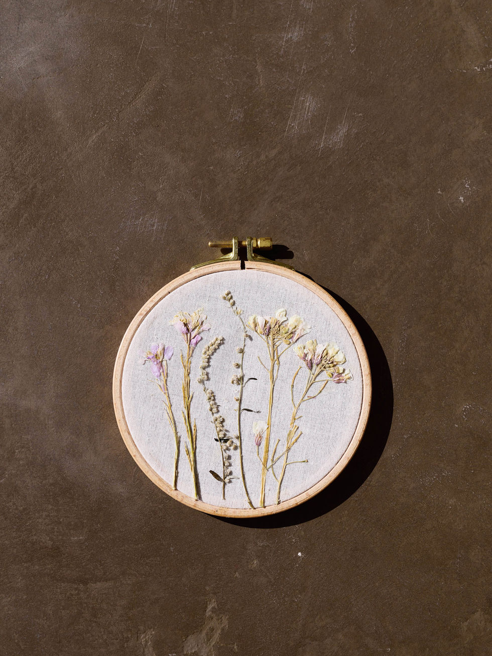 יצירה בפרחים מיובשים בטכניקה מסורתית על בד