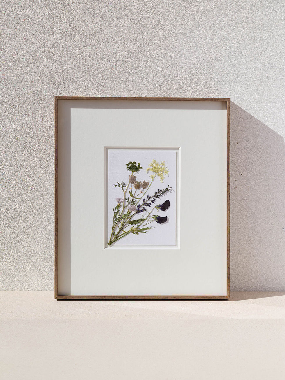 אמנות פרחים מיובשים בשיטה מסורתית במסגרת עץ