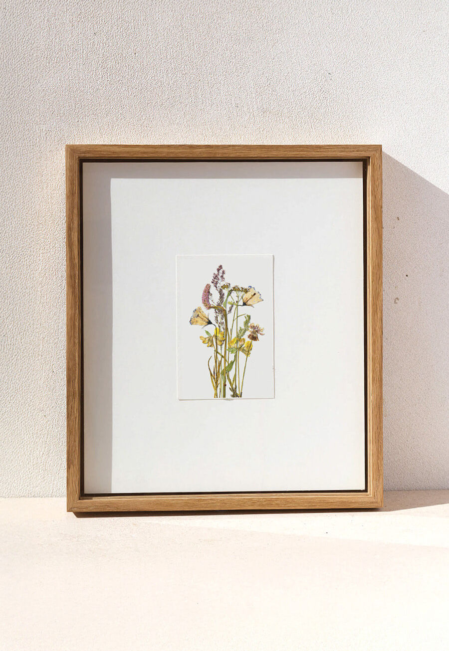 עבודת מקור ממוסגרת - פרחים מיובשים בטכניקה מסורתית