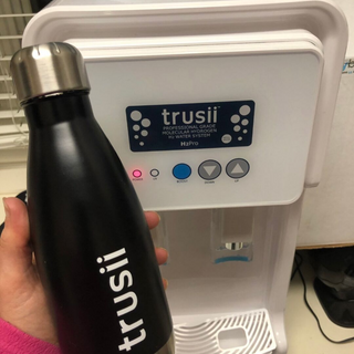trusii, Hand holding trusii water bottle