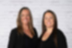 Une photo de profil montrant les propriétaires, Tanya et Karin, debout ensemble devant un fond blanc.