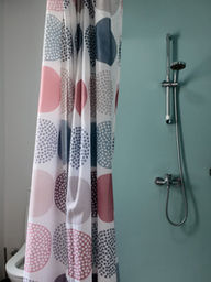 Salle de bain, avec douche italienne, lavabo miroir et wc