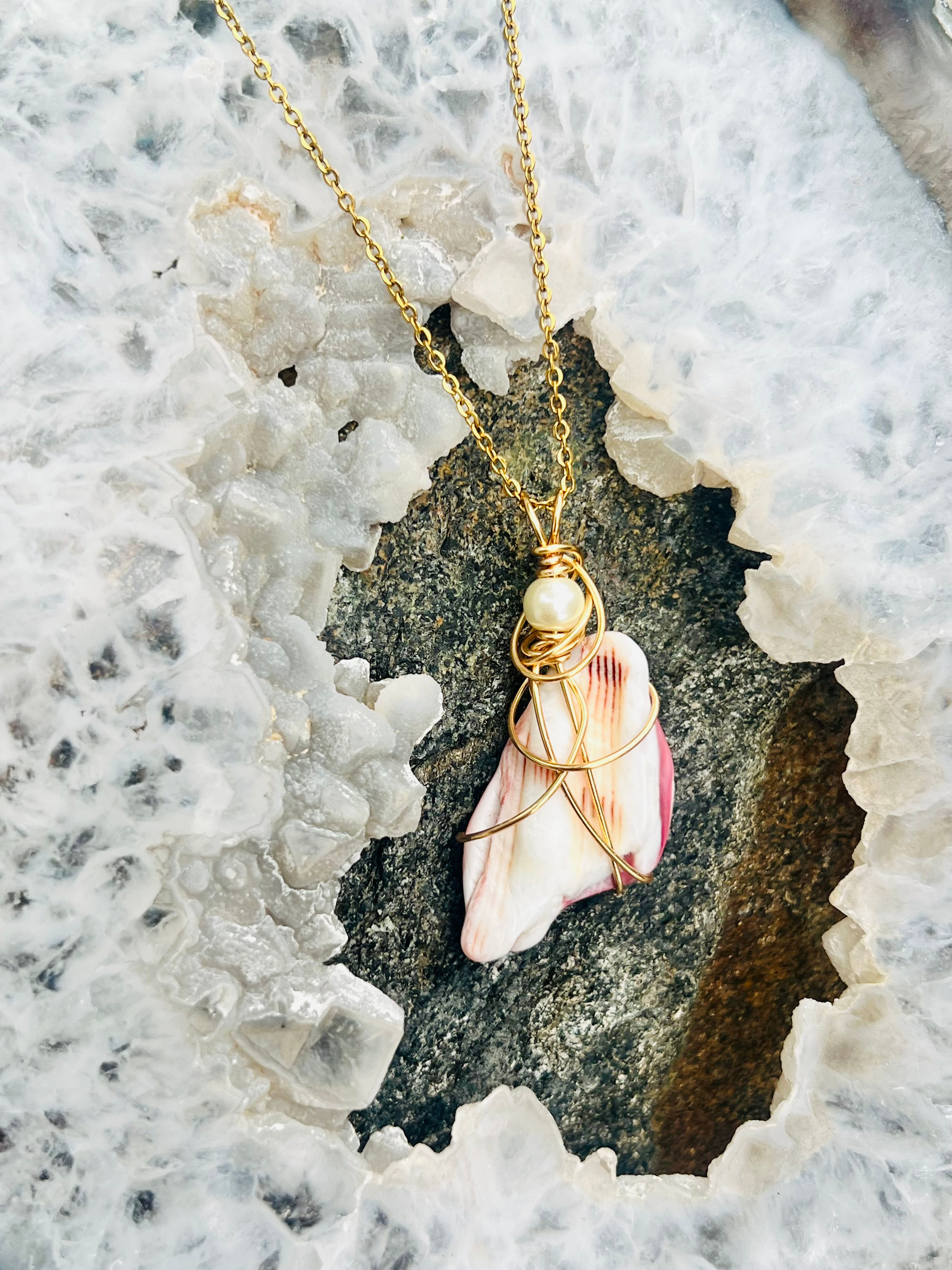 Mano De Lion Shell Necklace