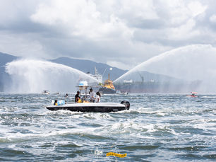 Devotos participam da 19ª procissão Marítima em Paranaguá