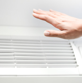 Main près du climatiseur