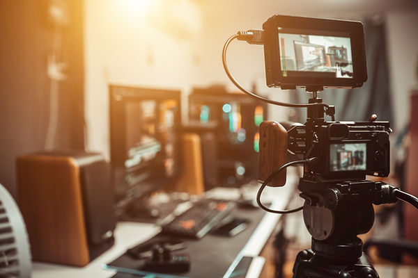 camera-film-set-on-the-tripod-in-the-studio-2023-11-27-05-03-50-utc.jpg