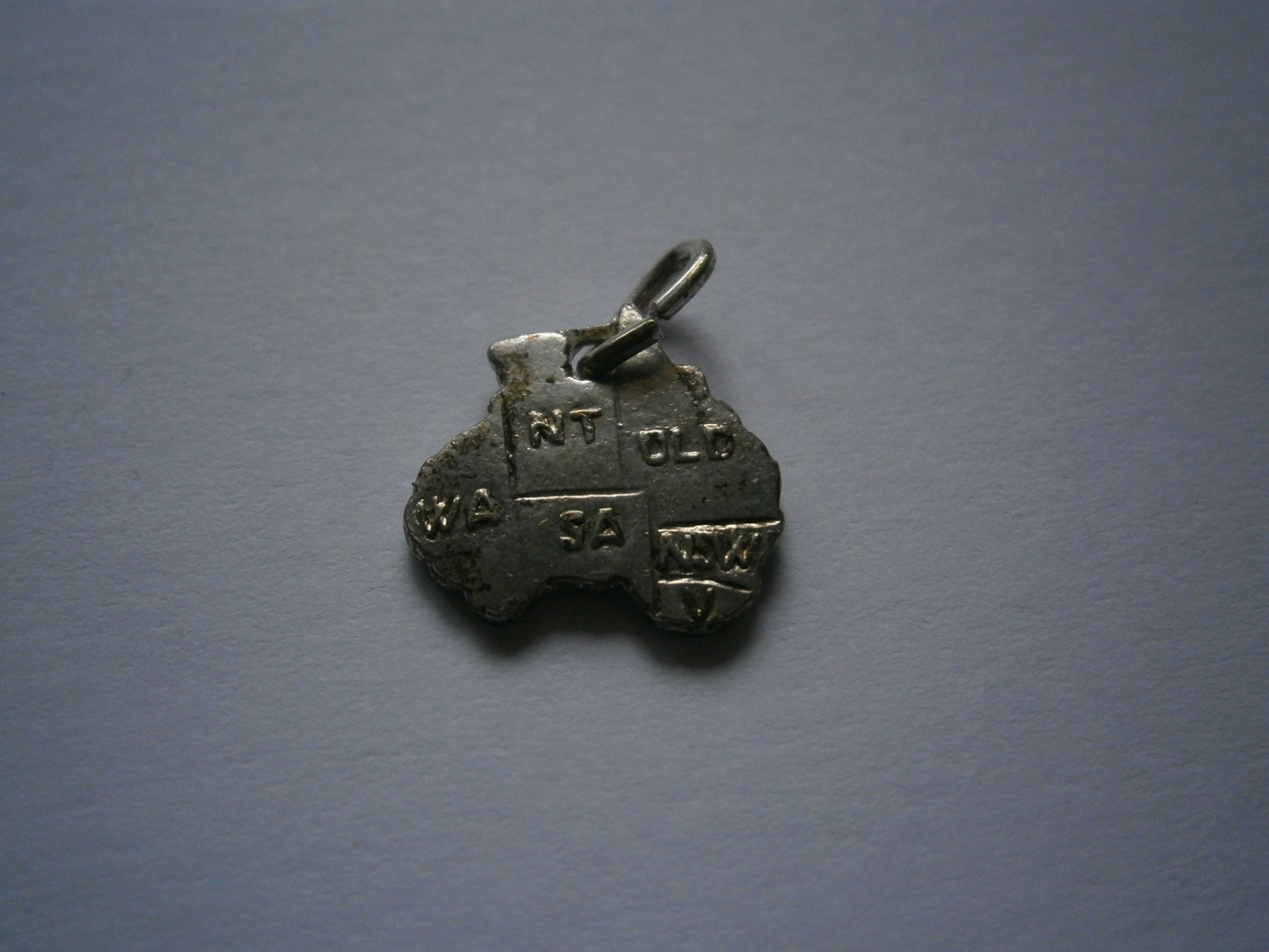 .925 VINTAGE MAP OF AUSTRALIA STERLING SILVER CHARM PENDANT with States Engraved