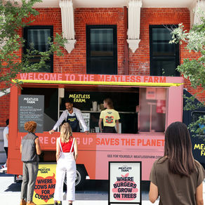 Na Londen Piccadilly Circus komt de M** F** Foodtruck nu naar Amsterdam