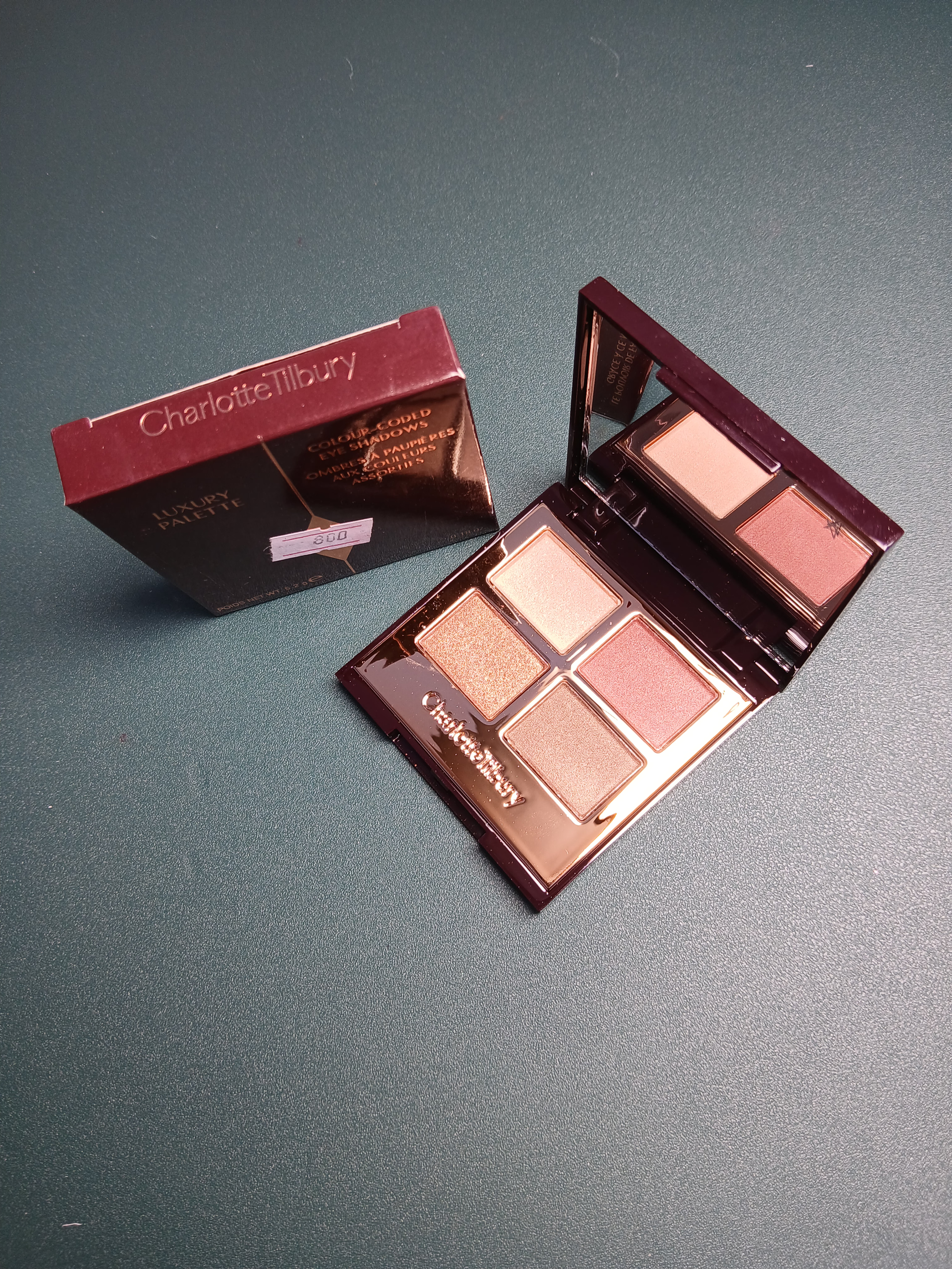 Это палетка теней от Charlotte Tilbury Luxury Palette. 
