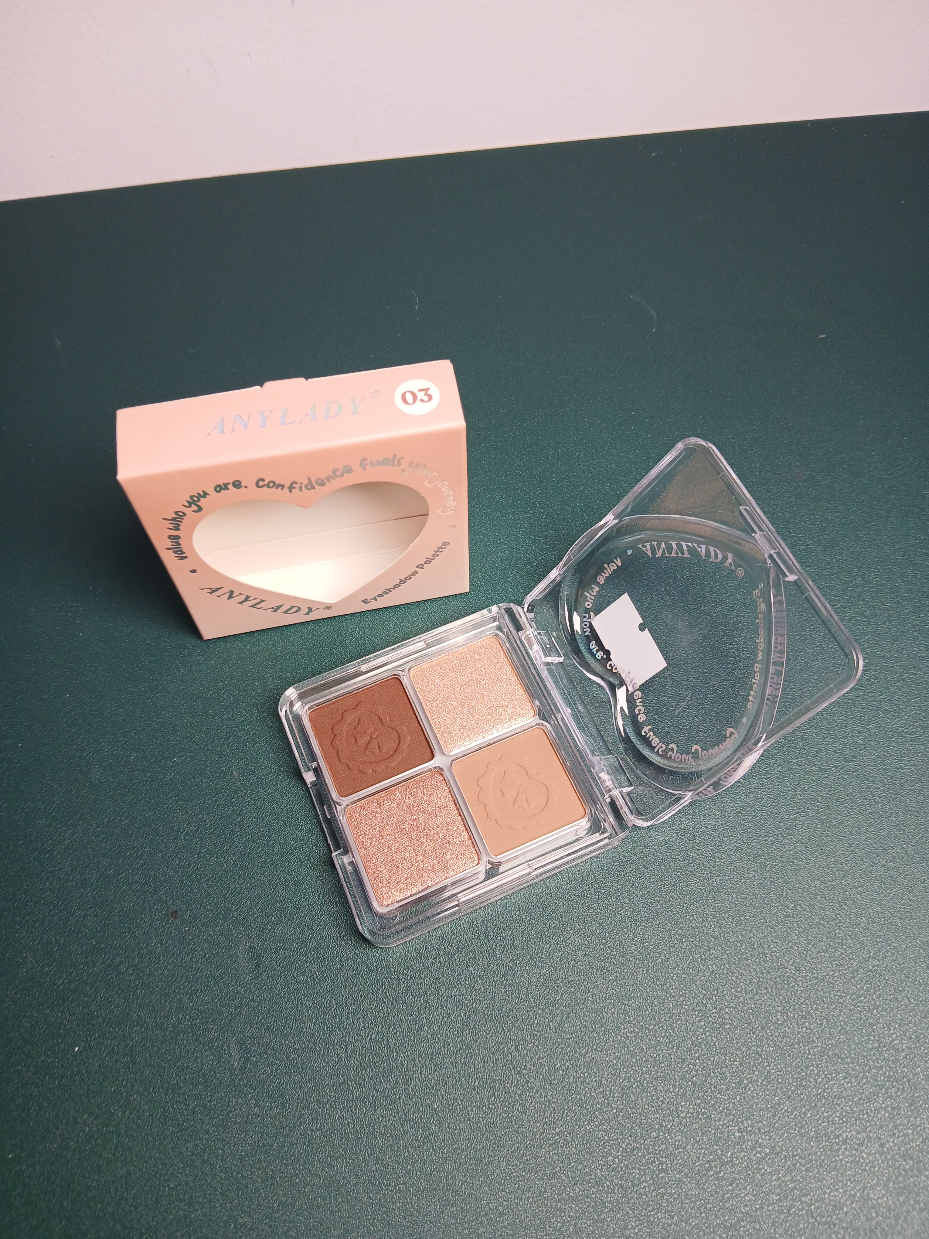 Это палетка теней для век AnyLady 03. 
Четыре оттенка в палетке.
