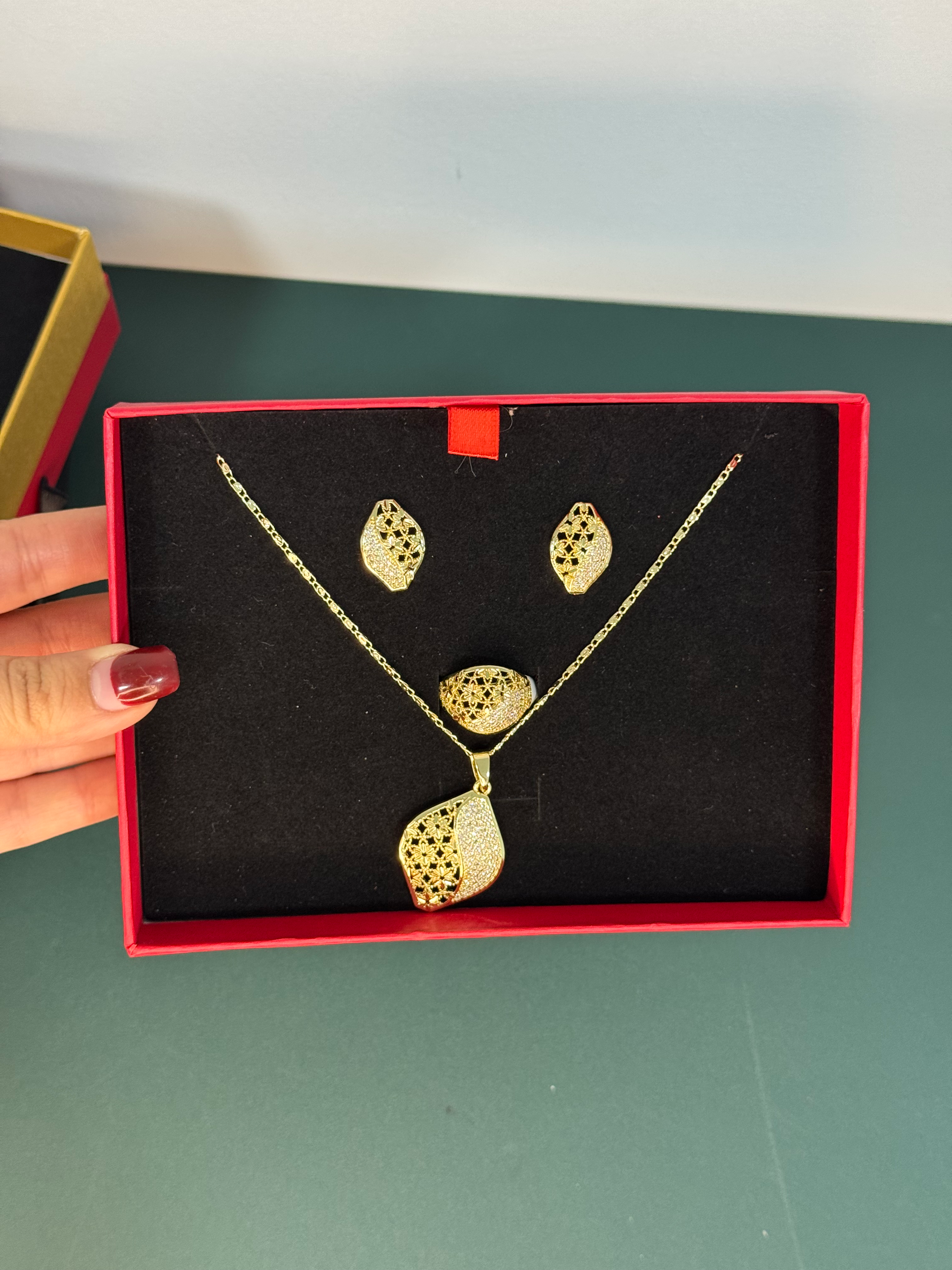 Набор бижутерии под золото