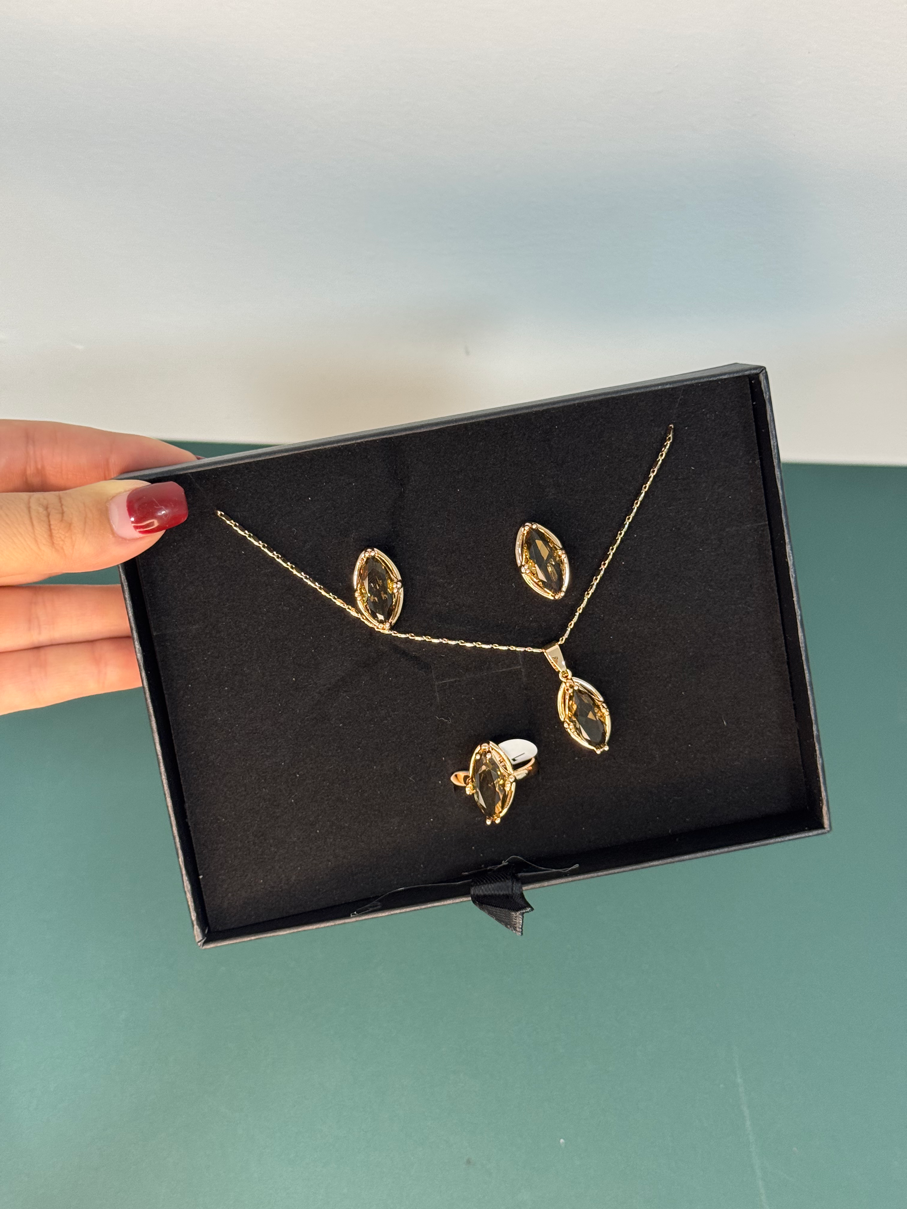 Набор бижутерии под золото