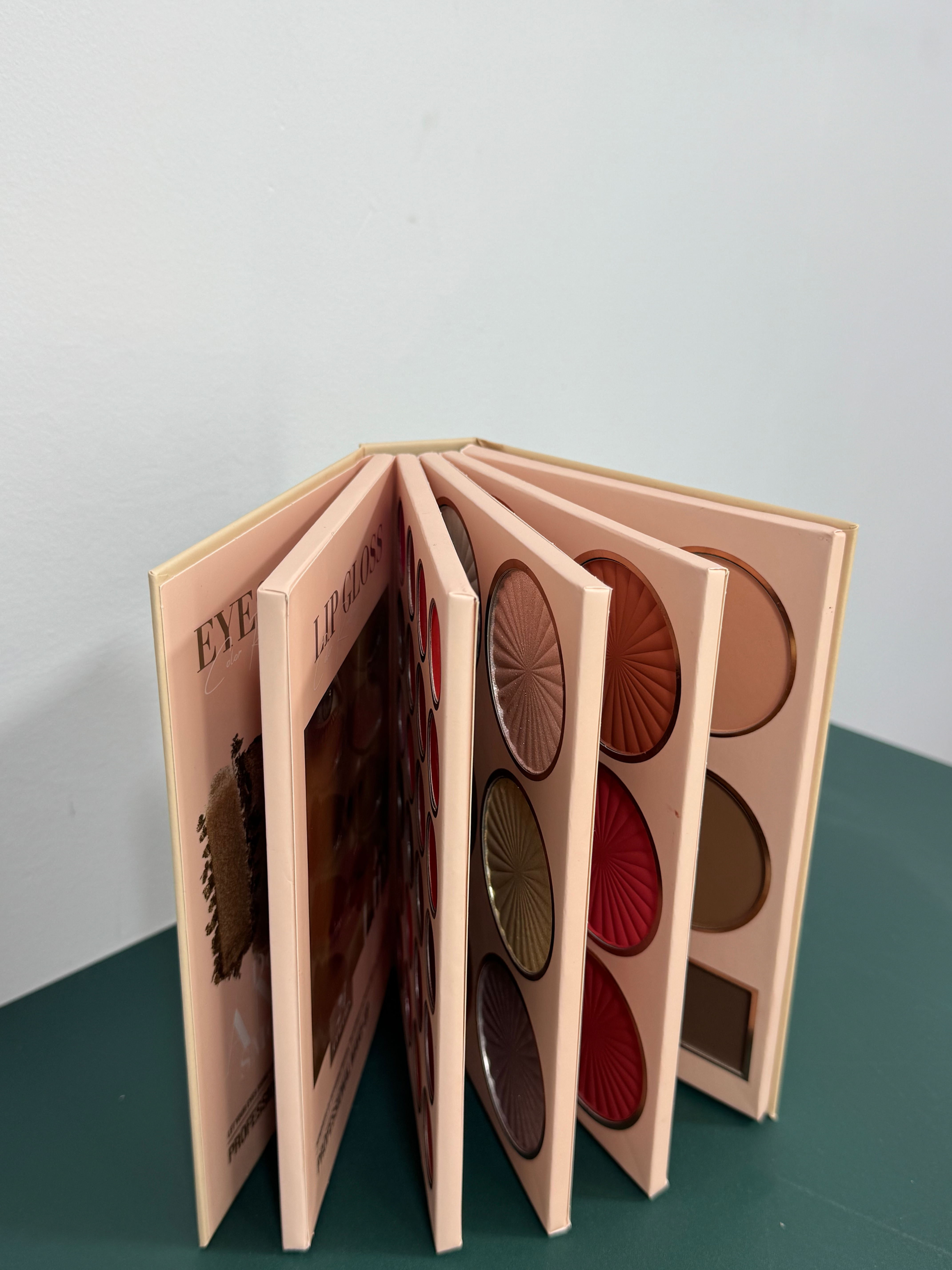 Книжка для макияжа 