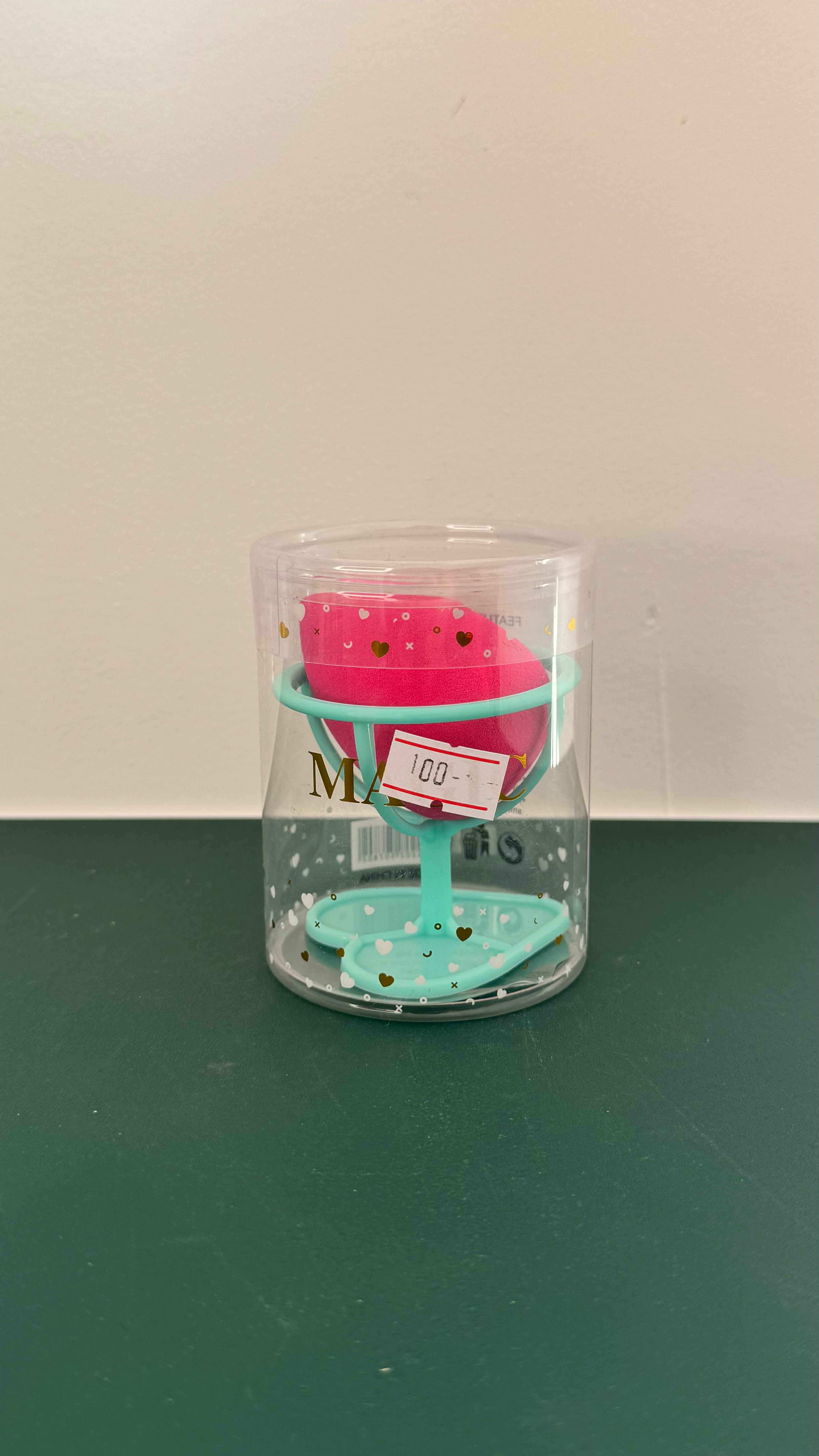 Розовый спонж для макияжа