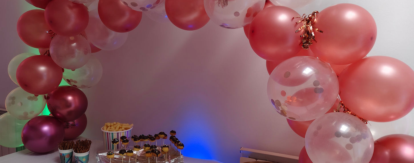 Luftballonbogen in rosé & blau verfügbar, inkl. Girlande & Tisch in passender Farbe. 