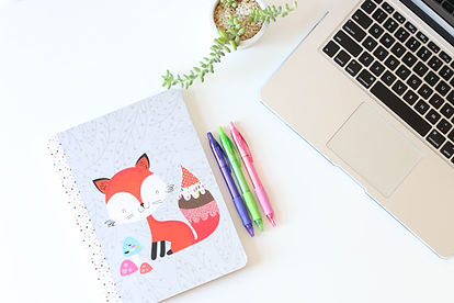 Carnet coloré et stylos pour l’organisation des cours de théâtre enfants au Pélousse Paradise à Alès