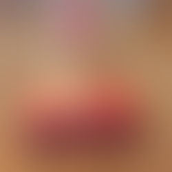 En röd pizzakartong på korkmatta