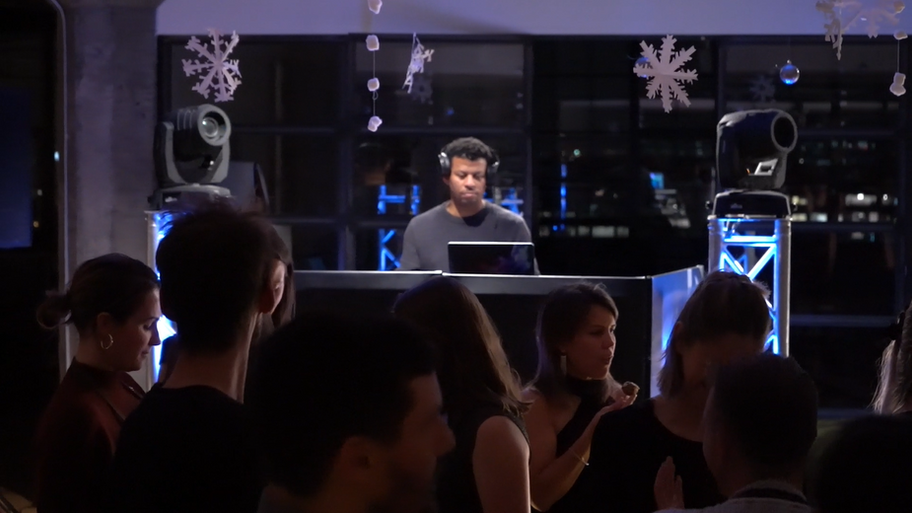 DJ pendant le party de Noël