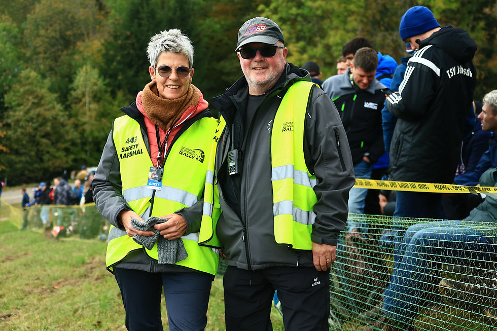 Rund 3.000 Einsatzkräfte und Marschalls sind rund um die 18 Wertungsprüfungen im Einsatz und sorgen für reibungslose und sichere Abläufe.