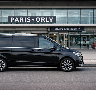 Service chauffeur privé devant l’aéroport de Paris