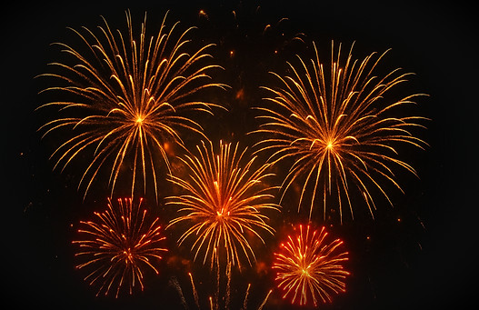 Feu d’artifice illuminant le ciel nocturne