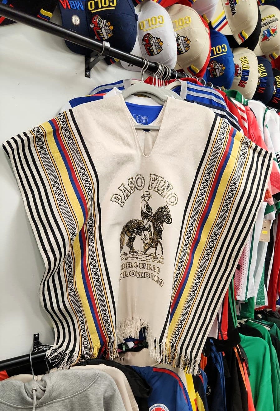 Poncho Colombiano con Flecos - Handmade Poncho Estampado Dorado Paso Fino