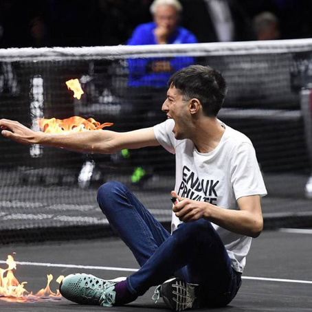 Manifestante prende fuego a su brazo en un partido de la Copa Laver