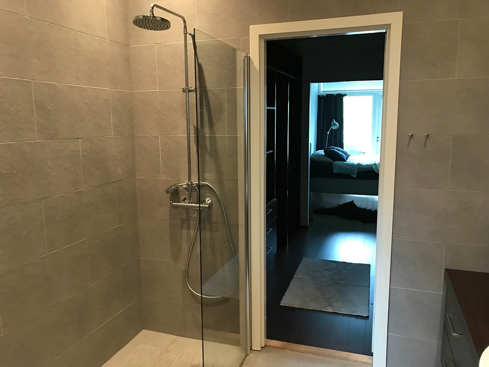 Shower in the master bathroom through the walk-in wardrobe, villa Tuusula Finland
