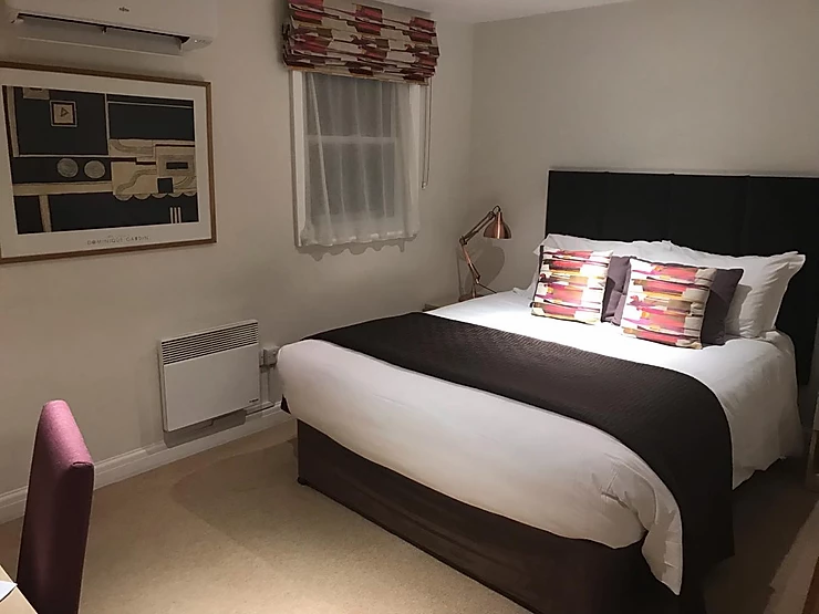 Double bedroom inside an apartment in SACO Bath - St James's Parade