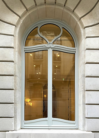 facade pierre de taille fenetres bois
