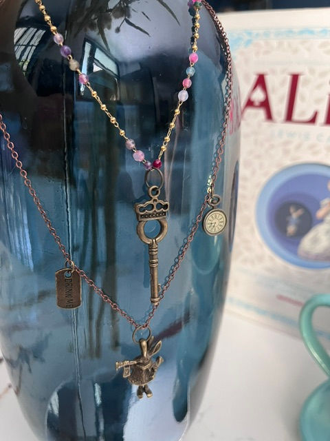 Collana Cappellaio Matto Rabbit Hole con chiave vintage e Coniglio Bianco