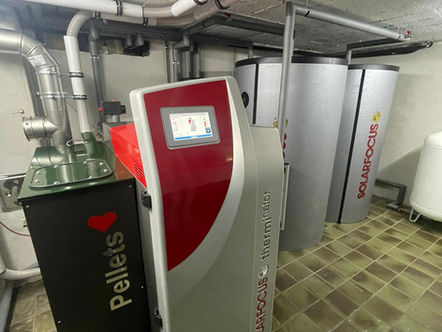 Solarfocus Therminator II Kombikessel (Pellets+Scheitholz) mit 2 Pufferspeichern und Gewebesilo in W