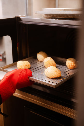 Pães de queijo saindo do forno na cafeteria de cafés especiais Piccolo, na Alameda Santos, dentro do IBMEC.