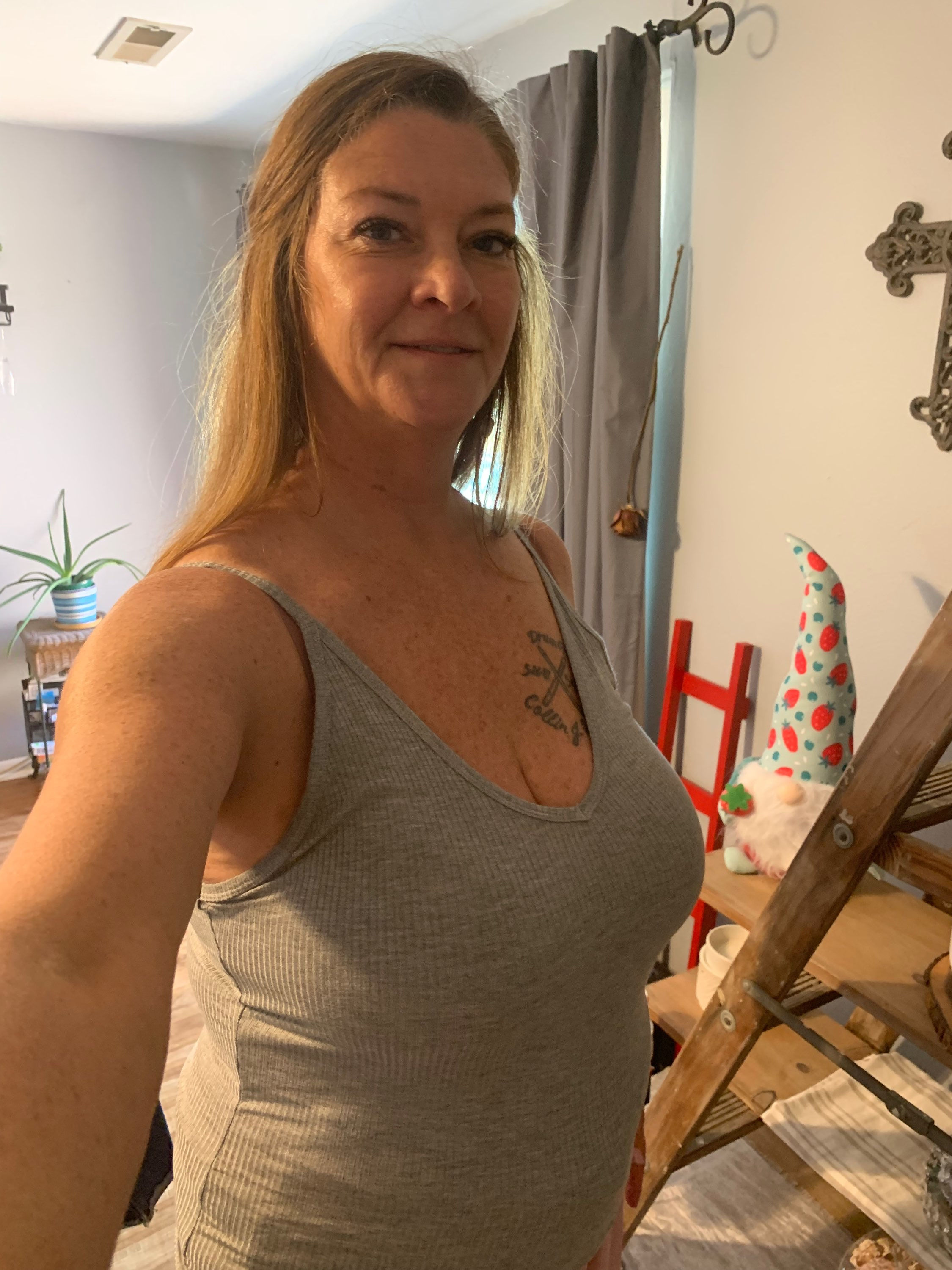 00180- Rib knit v-neck tank top