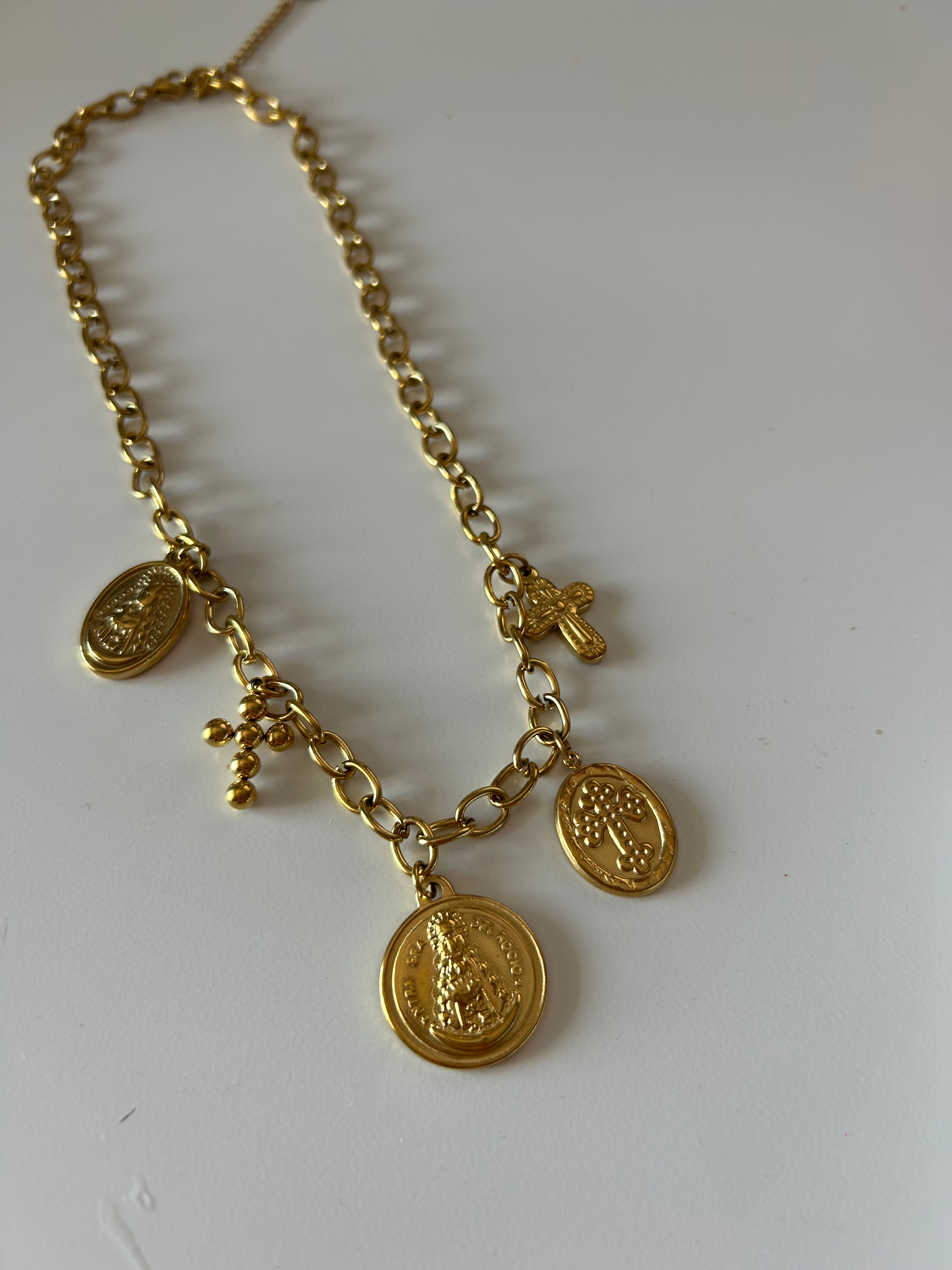Cadena Charms Virgen del Rocío Dorada