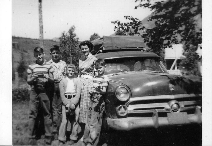 Family camping 1953 Ford