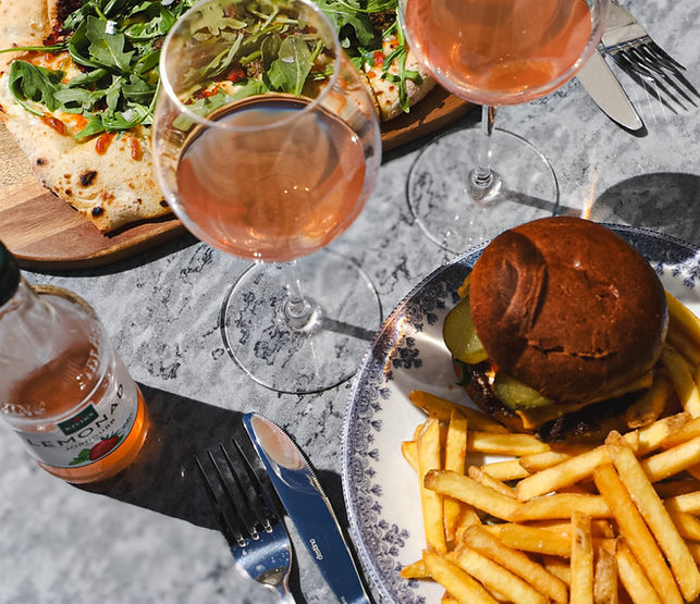 Lunch på restaurangen vid Väddö Golf med hamburgare, pommes frites, pinsa och dryck.