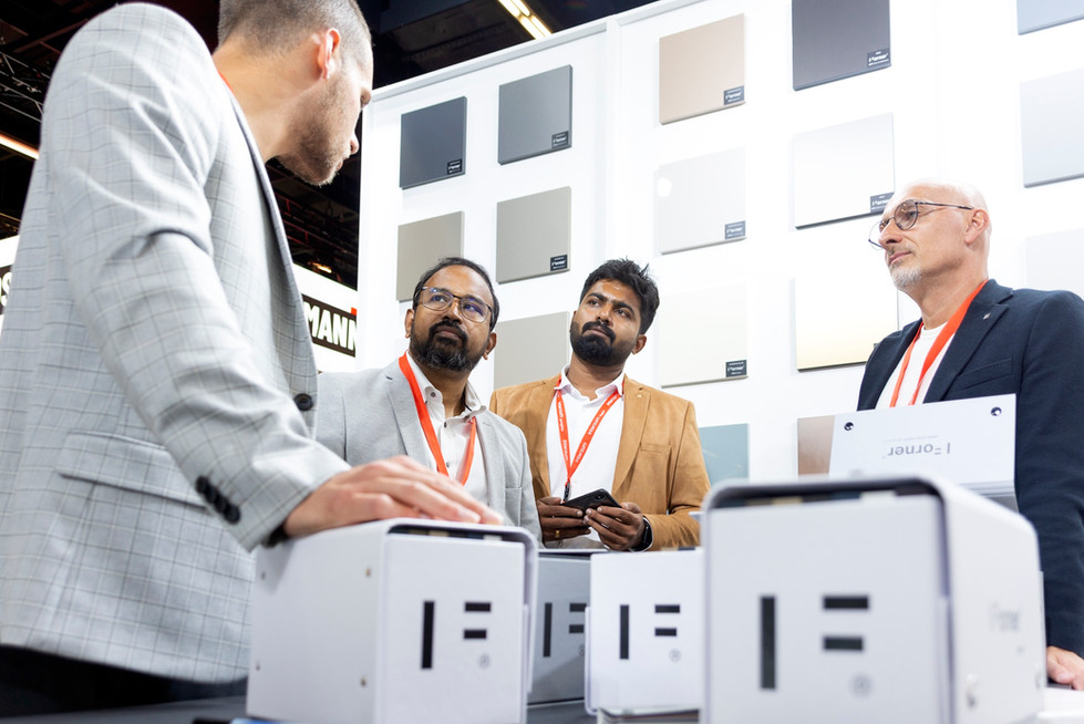 Mannen bekijken 'I=I' displays en samples op beursstand.