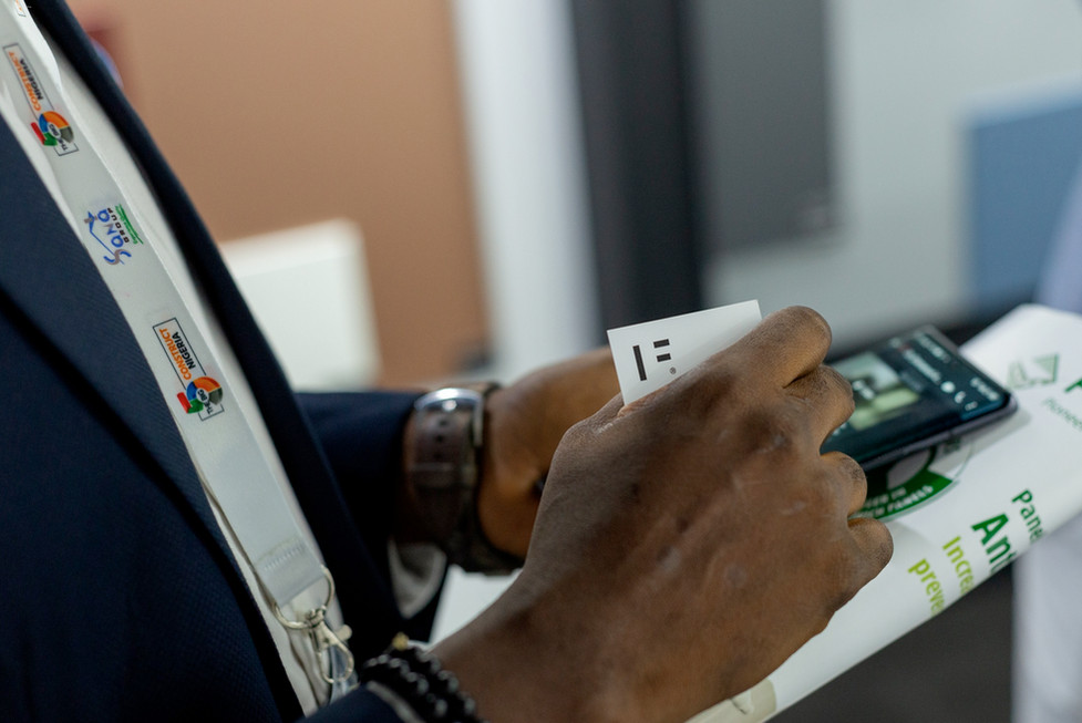 Handen houden smartphone, badge, papier met 'local products', 'innovation', 'press'.