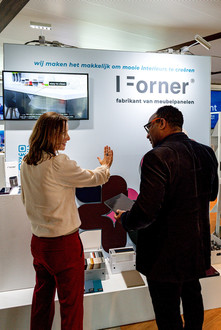 Twee mensen bespreken 'wij maken het makkelijk' bij I Forner stand.