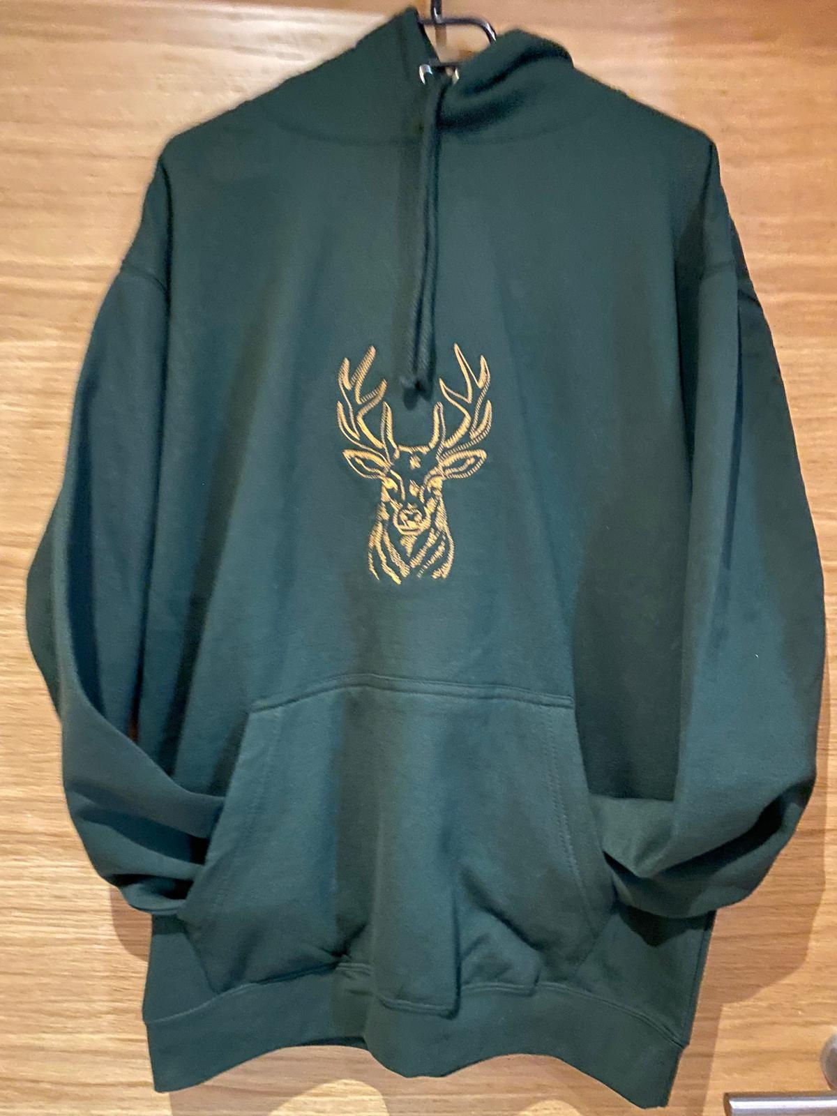 Hirsch Hoodie bestickt