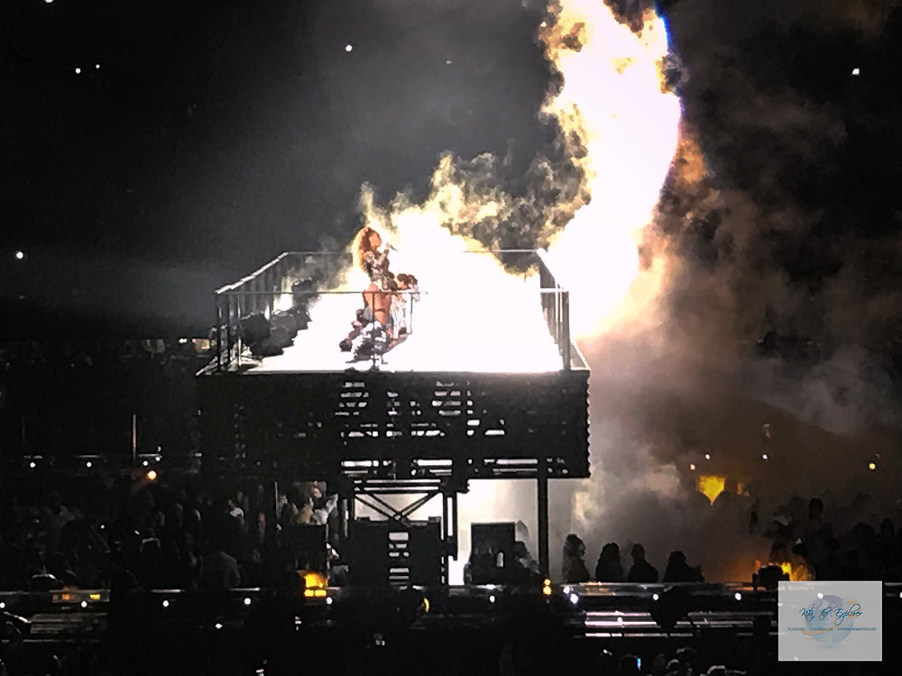 BEYONCÉ PERFORMING ON THE FLOATING STAGE