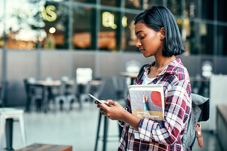 A student is looking on her phone. Create dynamic emails with Azorus Student Recruitment CRM.