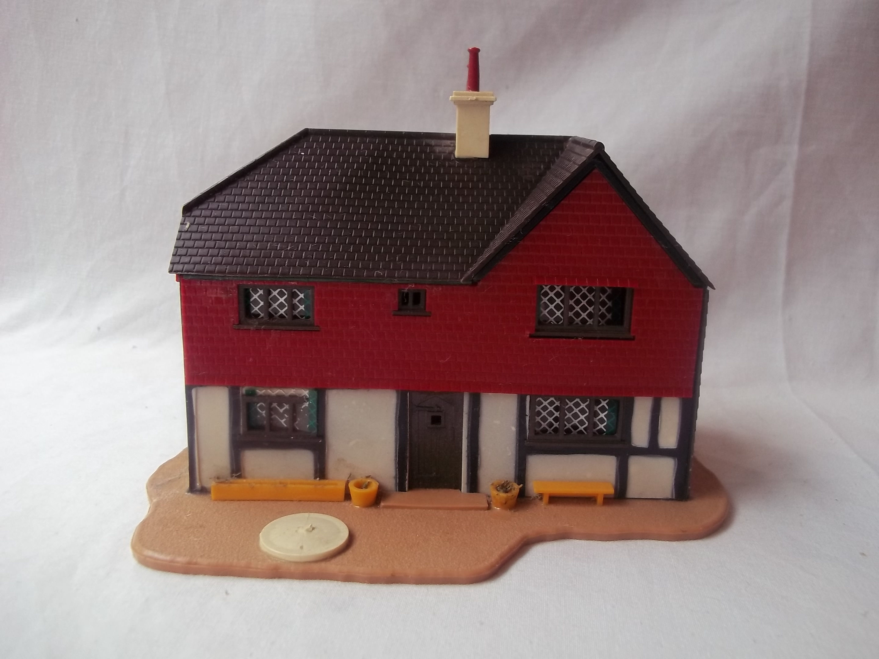 TRi-Ang Model Land 1960's Model Pub OO/HO Gauge