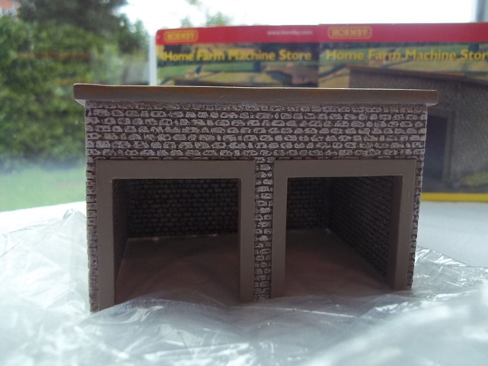 Thumbnail: Hornby Home Farm Machine Store R8609 OOG/1:76