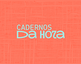 Logo Cadernos da Hora escrita em texto azul claro com fundo laranja e textura branca similar a caminhos se cruzando