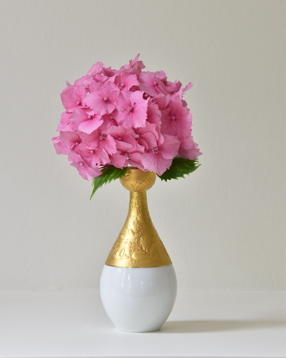 Thumbnail: Bjorn Wiinblad Rosenthal Magic Flute Sarastro Gold vase white porcelain gold 24k '80s with rose hydrangea