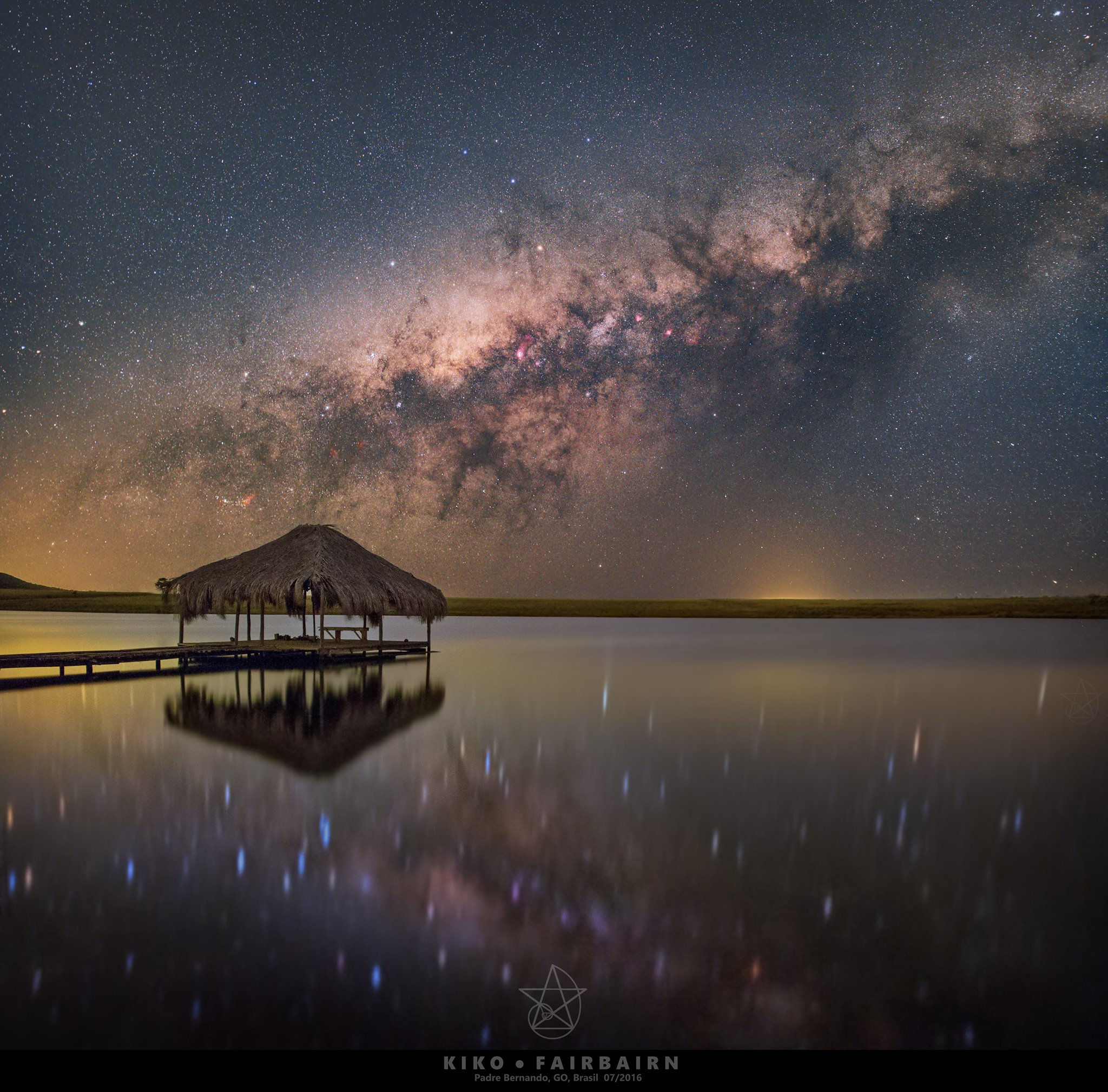 Via Láctea refletida na água